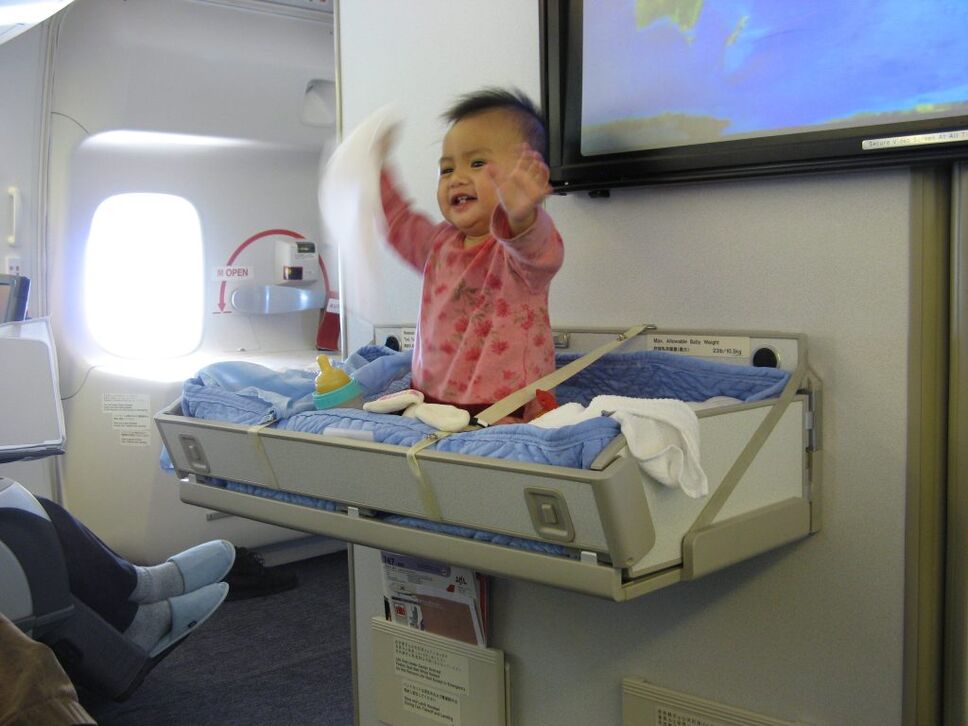 This happy flier scored a premium bulkhead seat! Photo: WIllian Whyte via Flickr
